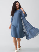 Tunique à col bateau en crêpe de mousseline bleu ardoise avec veste